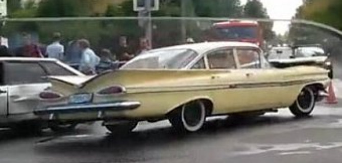 В Москве произошло ДТП с участием раритетного автомобиля