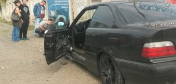 В Уфе после ДТП машину отбросило на остановку: пострадали две женщины