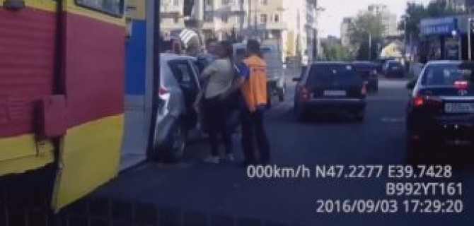 В Ростове трамвай протаранил автомобили: пострадал ребенок