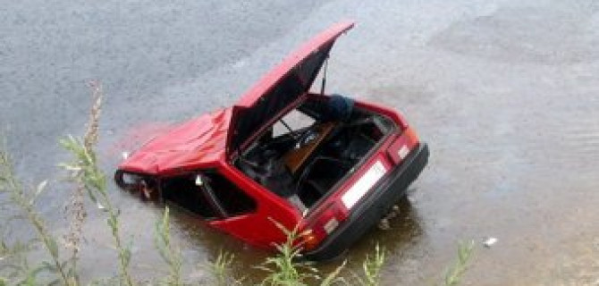 Под Харовском в утонувшем ВАЗе погибли два человека