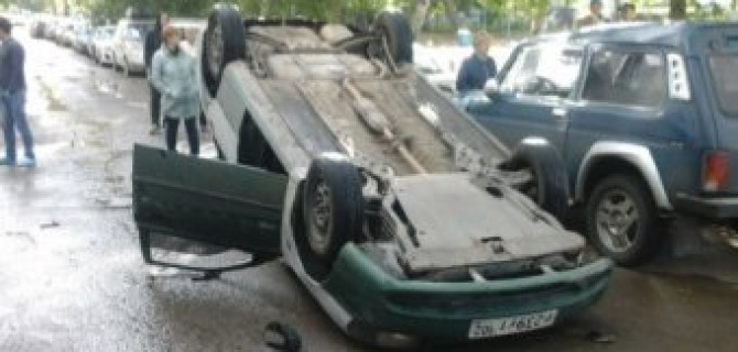 В Уфе неадекватный водитель во дворе дома опрокинул на крышу автомобиль