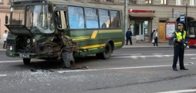 В Санкт-Петербурге произошло ДТП с военным автобусом