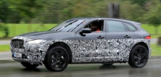 На дорожных тестах замечен новый кроссовер от Jaguar