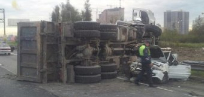 На КАД грузовик раздавил легковушку