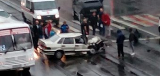 В ДТП на Среднеохтинском в Петербурге пострадал водитель