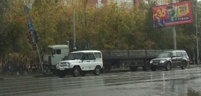 В Тюмени КамАЗ погнул светофор и уехал