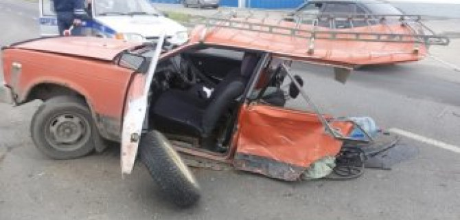 В Череповце в ДТП ВАЗ разорвало пополам