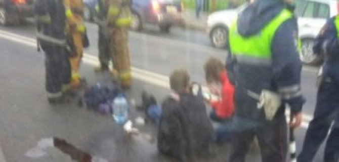 В Петербурге иномарка сбила отца с сыном на переходе