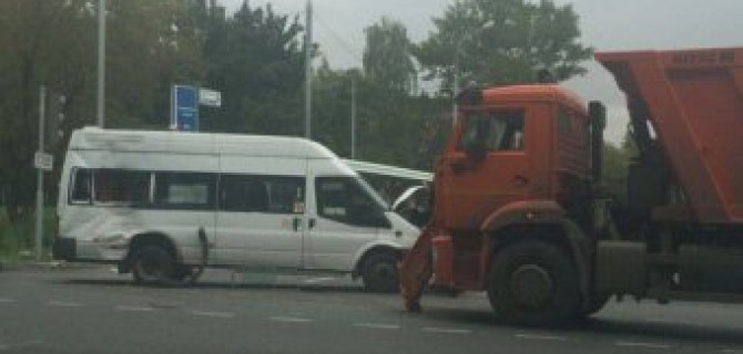 В ДТП с маршруткой в Москве пострадали два человека