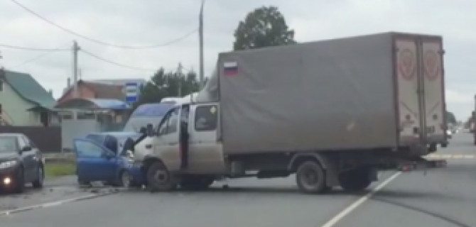 В Подмосковье в ДТП с «Газелью» людей зажало в салоне автомобиля