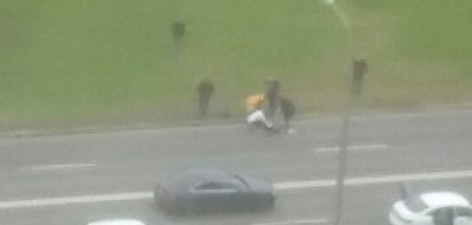 В Петербурге мотоциклист сбил девушку и врезался в такси