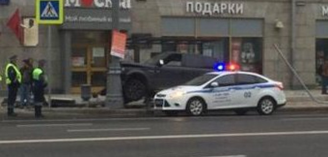 Range Rover протаранил остановку в центре Москвы