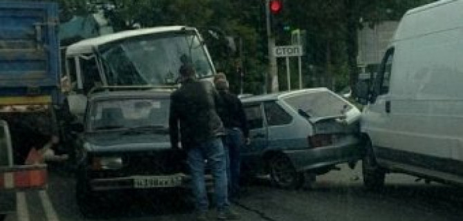 ДТП в Смоленске: грузовик с кирпичами протаранил легковушку