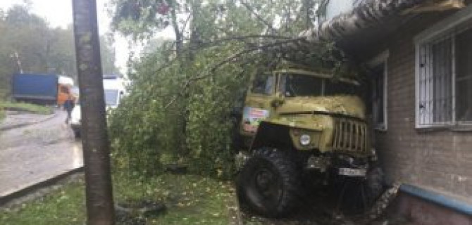 В Кирове грузовик насмерть сбил женщину и врезался в дом