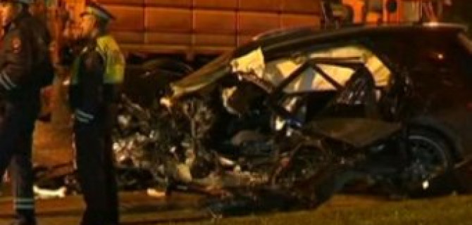 Mercedes врезался в столб на Кутузовском проспекте в Москве