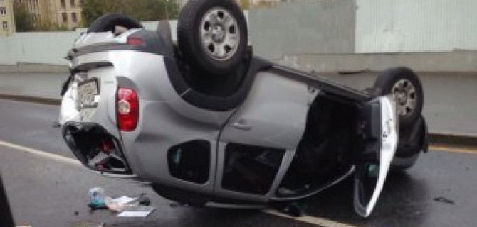 На Варшавском шоссе в Москве после ДТП перевернулась иномарка