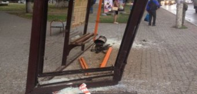 В Ростове Lada врезалась в остановку