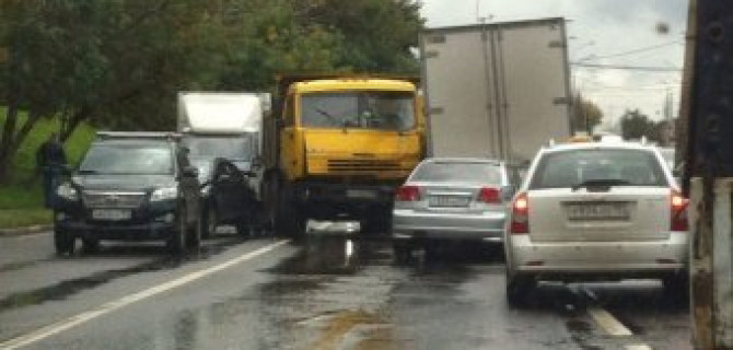 На юге Москвы произошло массовое ДТП с пострадавшим