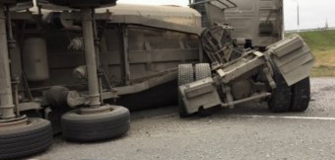 Прицеп с щебнем опрокинулся на трассе Скандинавия