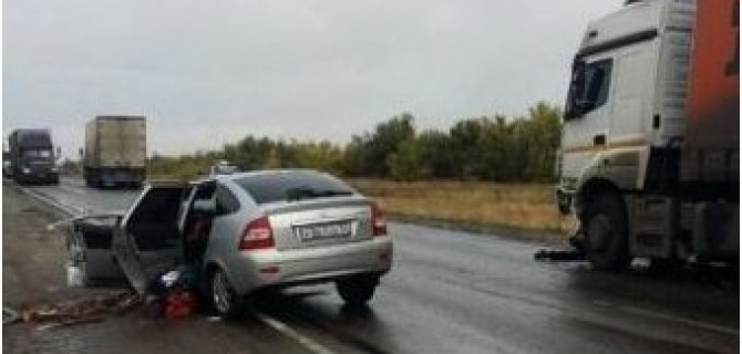 Под Волгоградом в ДТП с КамАЗом погибли два человека