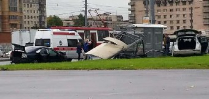 В Петербурге на Бухаресткой после ДТП автомобиль сбил пешеходов
