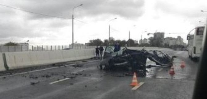 В Москве погиб водитель Audi, врезавшейся в отбойник