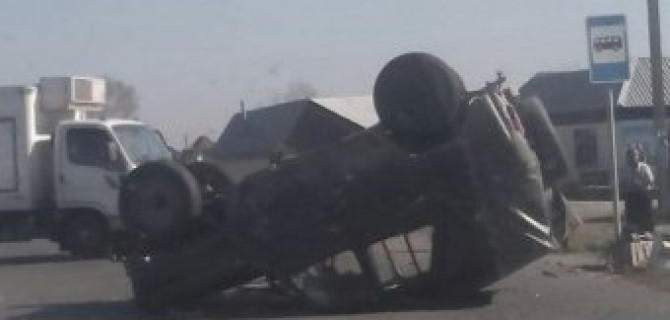 В ДТП в Барнауле УАЗ перевернулся на крышу