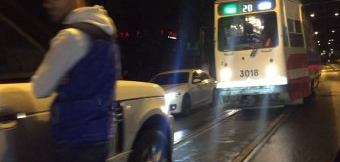 В результате аварии Range Rover чуть не врезался "в лобовую" в трамвай