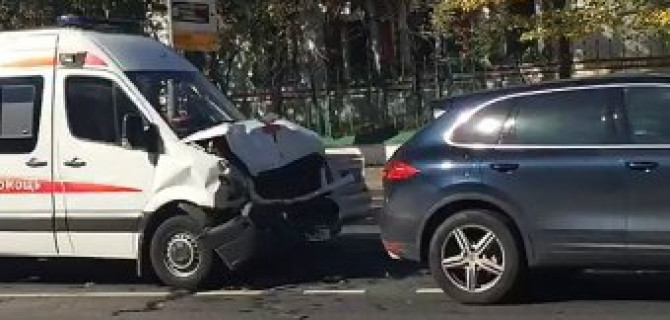 В центре Москвы столкнулись «скорая» и Porsche