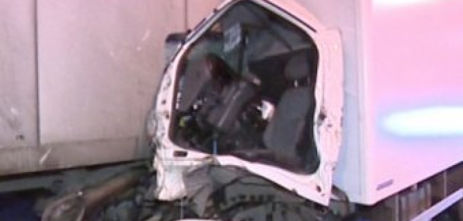 Водителя фуры зажало в кабине после ДТП на МКАД