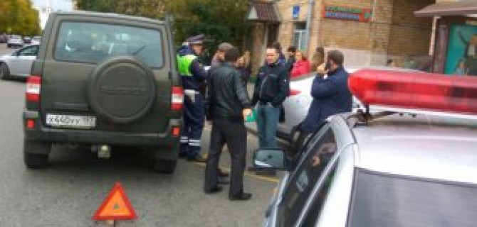 В Москве автомобиль сбил пешехода на остановке