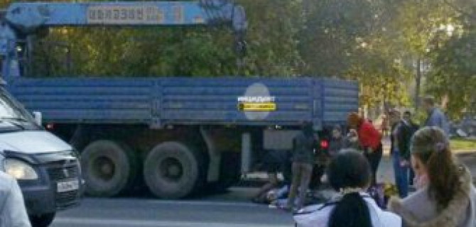 В Новосибирске на глазах у своего ребенка под колесами КамАЗа погибла мать троих детей