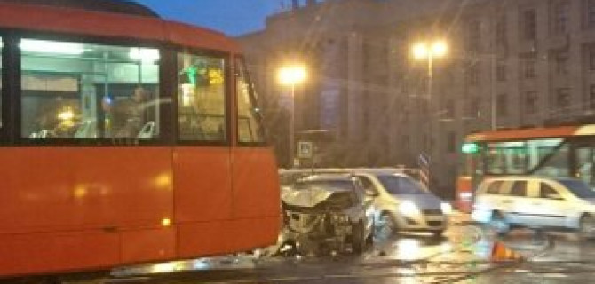 В Петербурге в ДТП с трамваем пострадали три человека