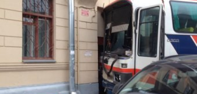 В Москве автобус врезался в здание