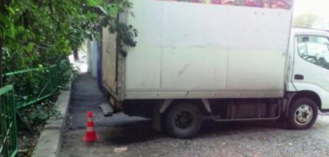 В Новосибирске грузовик сломал ноги мальчику