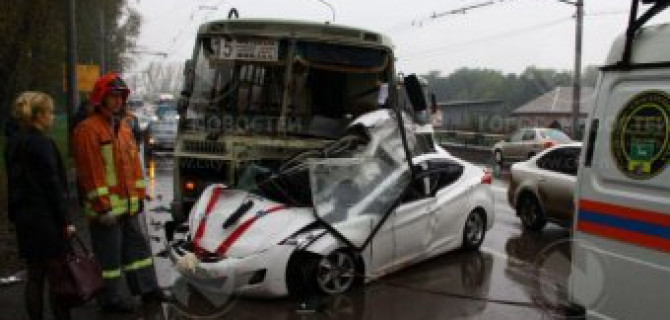 В Новокузнецке в ДТП с маршруткой погибли два человека из свадебного кортежа