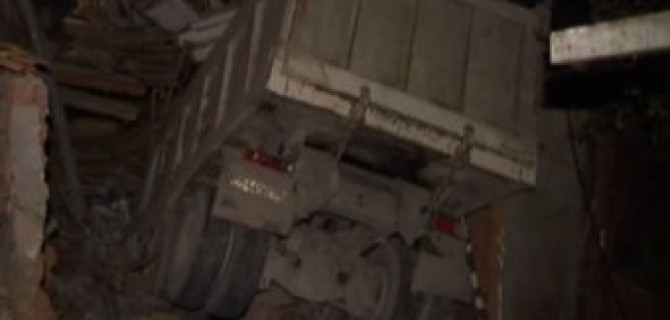 В Звенигороде водитель самосвала погиб, врезавшись в дом