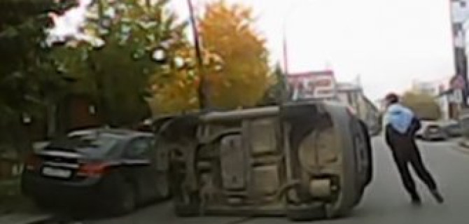 В Екатеринбурге обгон слева  привел к опрокидыванию автомобиля