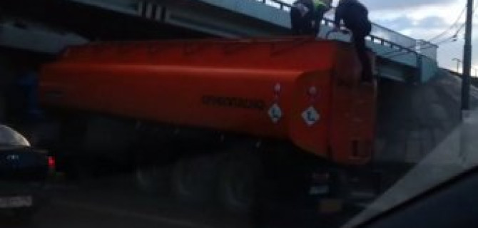 В Подмосковье бензовоз врезался в опору моста