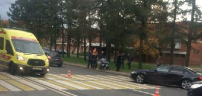 На Тореза в Петербурге мотоциклист сбил женщину с младенцем