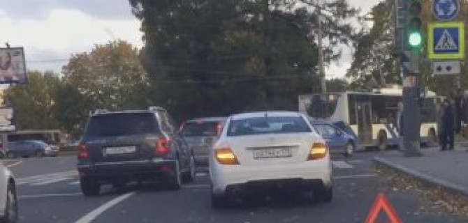 Две иномарки столкнулись на въезде на площадь Мужества в Петербурге