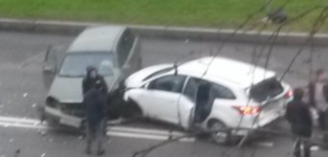В Петербурге в ДТП на улице Лени Голикова пострадали женщина и годовалый ребенок