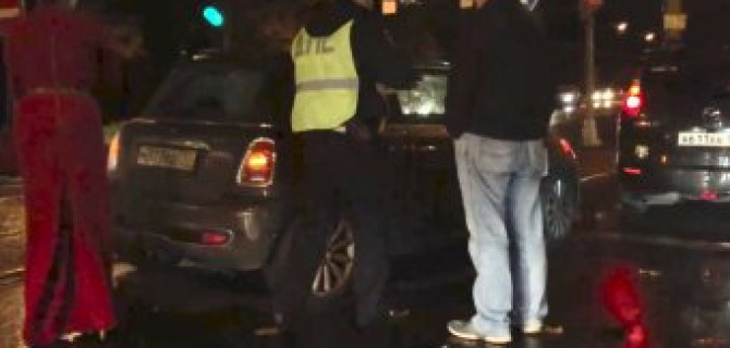 Спортивный MINI COOPER разбился на Лесном проспекте вечером в условиях моросящего дождя. 