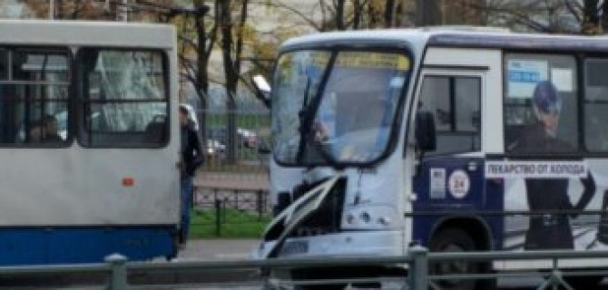 В Петербурге в ДТП с маршруткой и троллейбусом пострадали пять человек