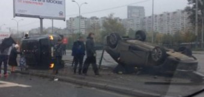 В ДТП на севере Москвы опрокинулись два автомобиля