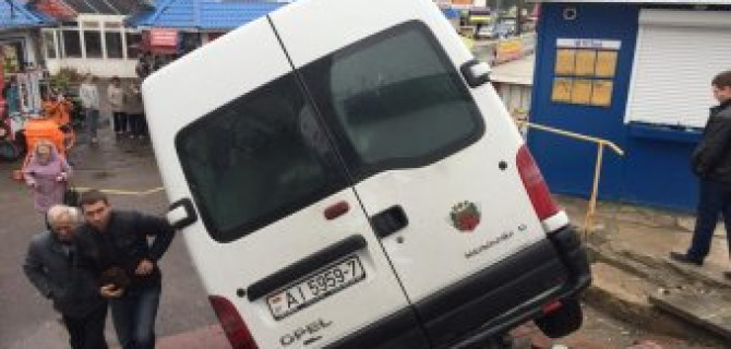 В Белорусии микроавтобус улетел с трассы прямо на территорию рынка 