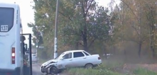 Скоростной обгон справа с наездом на маршрутку и опрокидыванием в Тольятти 