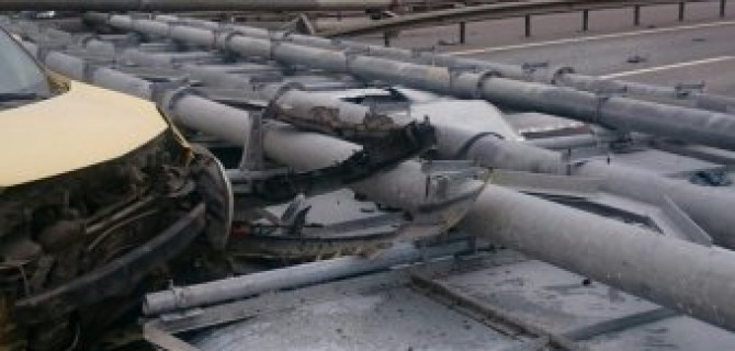 Из-за ветра на КАД упала металлическая опора, перекрыв движение