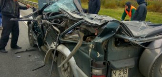 На КАД упавший щит раздавил машину вместе с водителем