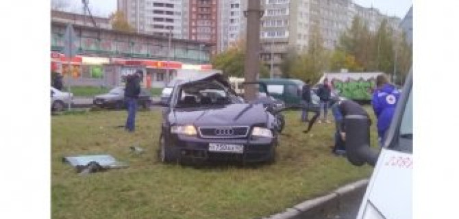 На Софийской в Петербурге Audi врезался в столб: пострадали четверо